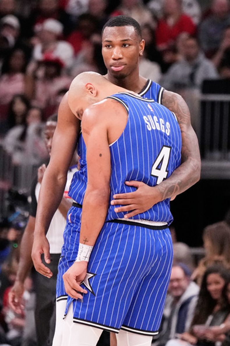Jamal Cain, del Magic de Orlando, abraza a su compañero Jalen Suggs, luego de encestar en el duelo del viernes 10 de abril de 2026, ante los Bulls en Chicago (AP Foto/Nam Y. Huh)