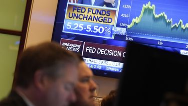 ARCHIVO - Una pantalla muestra los ajustes a la tasa de la Fed, en la Bolsa de Valores de Nueva York, el 1 de noviembre de 2023. (AP Foto/Richard Drew, archivo)