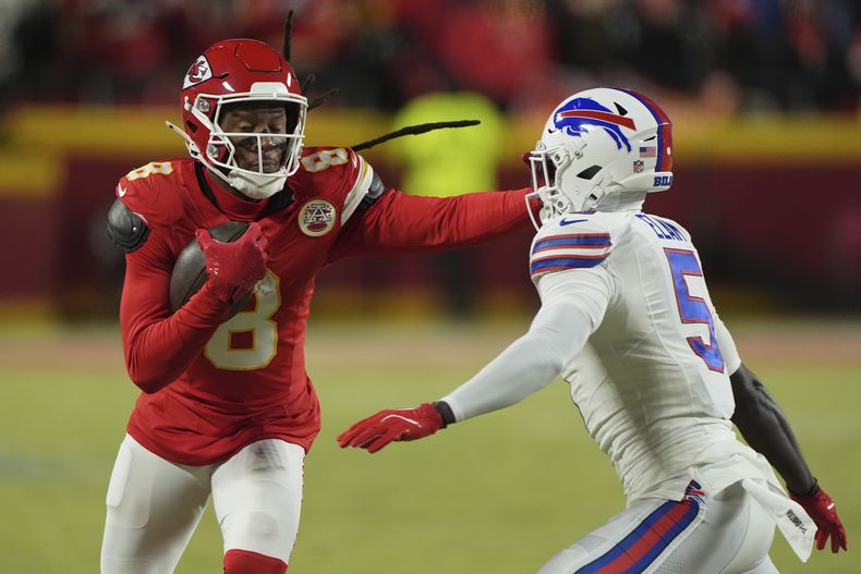 El wide receiver DeAndre Hopkins (8) de los Chiefs de Kansas City avanza con el balón frente al cornerback Kaiir Elam (5) de los Bills de Buffalo durante la final de la AFC, el domingo 26 de enero de 2025. (AP Foto/Charlie Riedel)