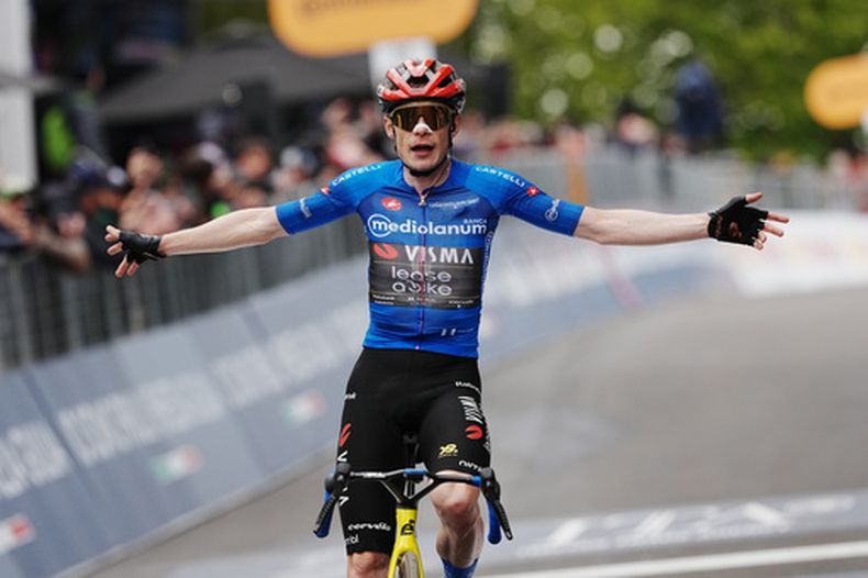 Jonas Vingegaard, de Dinamarca, celebra tras ganar la 9ª etapa de la carrera ciclista del Giro de Italia, de Cervia a Corno alle Scale, Italia, el domingo 17 de mayo de 2026. (Gian Mattia DAlberto/LaPresse vía AP)