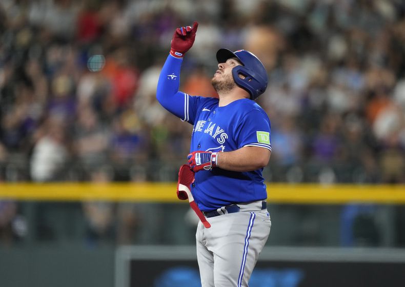 El bateador emergente mexicano de los Azulejos de Toronto, Alejandro Kirk hace un gesto al llegar a segunda base luego de su doble produtivo de tres carreras ante los Rockies de Colorado en la séptima entrada del juego en Denver. Viernes 1 de septiembre de 2023. (AP Foto/David Zalubowski)