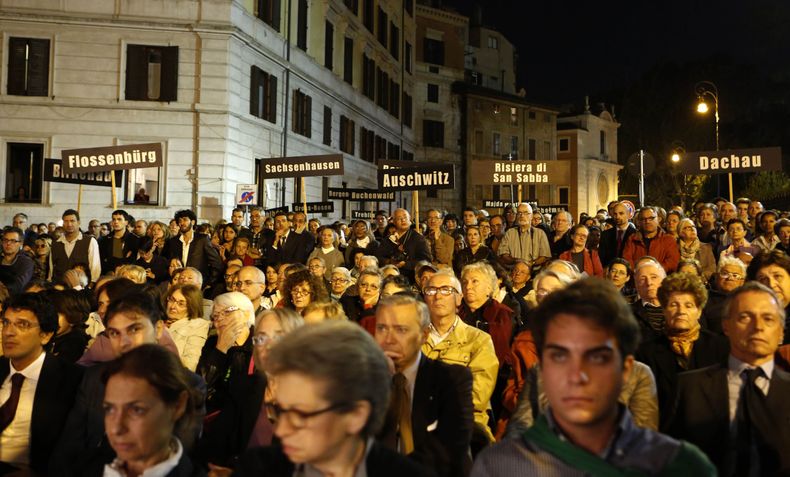 Personas llevan carteles con los nombres de campos de concentraci&oacute;n nazis durante una marcha por el 70mo aniversario de la detenci&oacute;n y deportaci&oacute;n de los jud&iacute;os de Roma a campos de muerte, el mi&eacute;rcoles, 16 de octubre del
