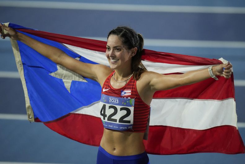 La boricua Alondra Negrón celebra al concluir victoriosa los 3.000 metros con obstáculos en los Juegos Centroamericanos y del Caribe en San Salvador, el viernes 7 de julio de 2023 (AP Foto/Arnulfo Franco)