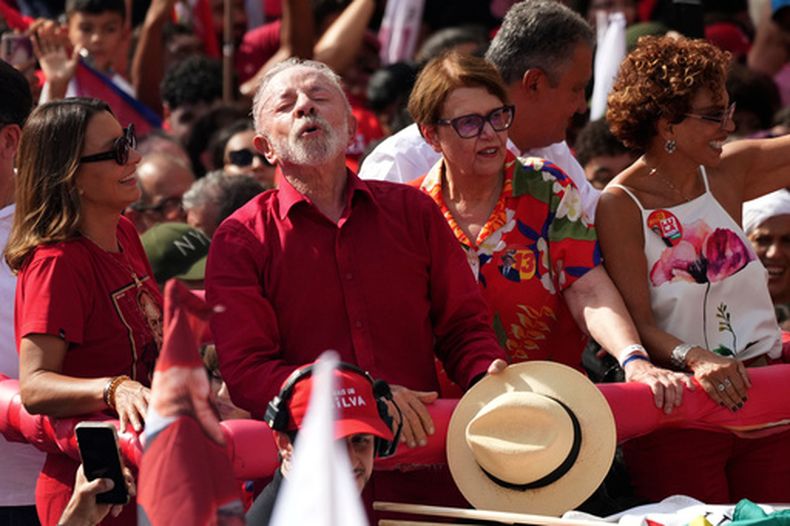 El presidente brasileño Luiz Inácio Lula da Silva, que desea ser reelegido, participa en un acto de campaña el viernes 16 de octubre de 2026, en Juiz de Fora, estado de Minas Gerais, Brasil. (AP Foto/Silvia Izquierdo)