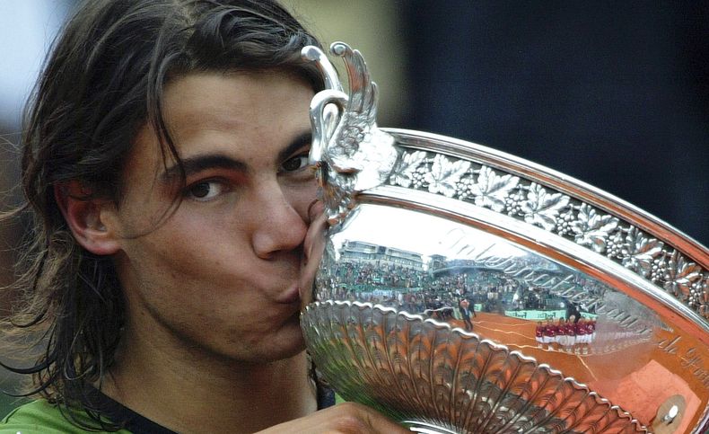 El español Rafael Nadal besa el trofeo después de vencer al argentino Mariano Puerta en la final del Abierto de Francia, el domingo 5 de junio de 2005, en París. (AP Foto/Lionel Cironneau, Archivo)