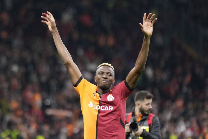 Victor Osimhen del Galatasaray celebra al final del encuentro de la Liga Europa ante el Tottenham el jueves 7 de noviembre del 2024. (AP Foto/Khalil Hamra)