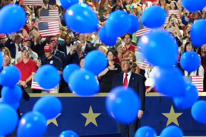 El presidente de Estados Unidos, Donald Trump, mira mientras caen globos en la convención republicana el jueves 10 de septiembre de 2026 en Dallas. (AP Foto/Alex Brandon)