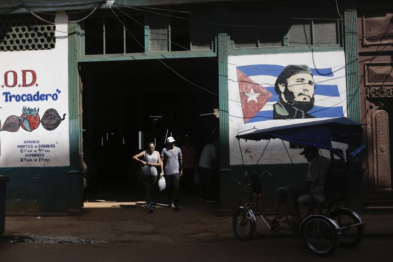 Clientes salen de un mercado agrario estatal donde un mural de Fidel Castro decora la fachada, en La Habana, Cuba, el jueves 7 de marzo de 2024. La libreta de abastecimiento cubana atemperaba las diferencias económicas entre la población y era un elemento clave en el momento socialista. Pero las cosas han cambiado y en las últimas protestas la consigna de los manifestantes fue 