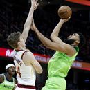 Timberwolves superan 127-12 a Cavaliers; Towns logra triple