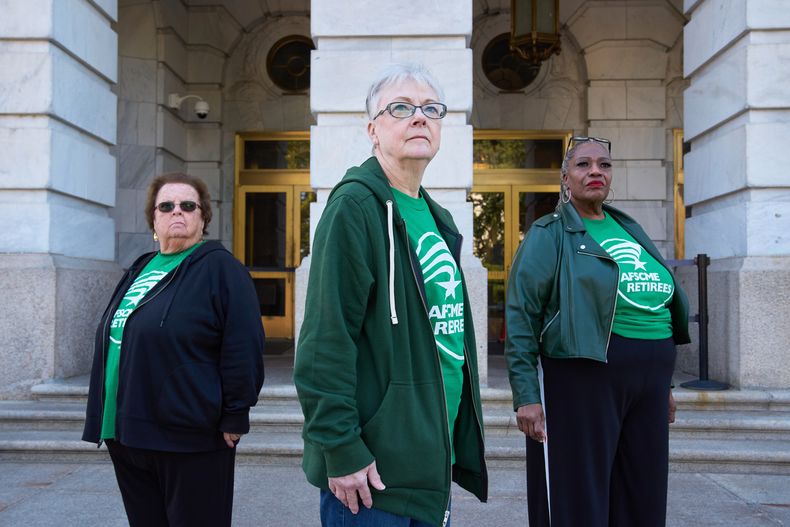 Jeanne Weaver, de 79 años y residente de Ebensburg, Pensilvania, izquierda, Sue Conard, de 75, años y residente de Wisconsin, y Vanessa Fields, de 70 años y residente de Filadelfia, posan en el Capitolio, el jueves 9 de octubre de 2025, en Washington. (AP Foto/Jacquelyn Martin)