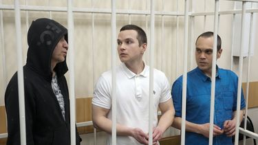 De izquierda a derecha, los abogados Igor Sergunin, Alexei Liptser y Vadim Kobzev, que en su día representaron al fallecido lider opositor ruso Alexei Navalny, comparecen ante un tribunal en Petushki, en la región de Vladimir, a unos 120 kms (75 millas) al este de Moscú, Rusia, el 17 de enero de 2025. (AP Foto/Pavel Bednyakov)