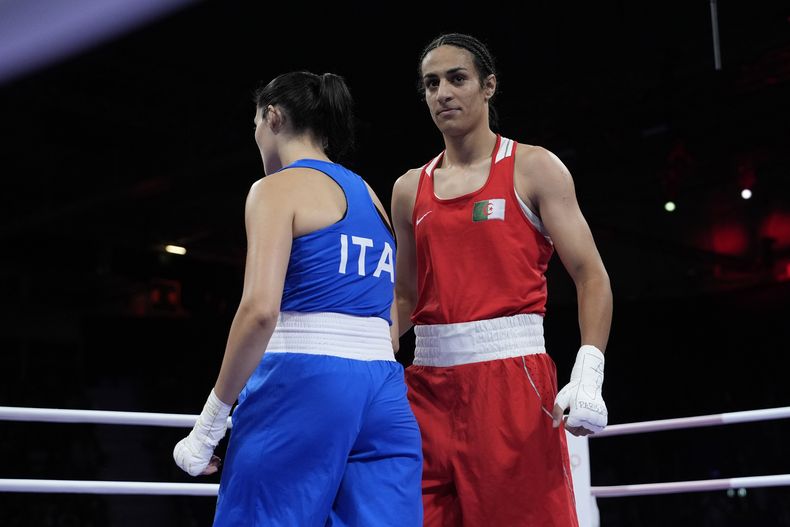 La boxeadora argelina Imane Khelif (derecha) junto a la italiana Angela Carini tras su pelea en al categoría de 66kg en los Juegos de París, el 1 de agosto de 2024, en París, Francia. (AP Foto/John Locher)