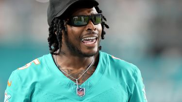 El cornerback de los Dolphins de Miami Jalen Ramsey observa desde la banda el encuentro de pretemporada ante los Commanders de Wahinsgton el sábado 17 de agosto del 2024. (AP Foto/Wilfredo Lee)