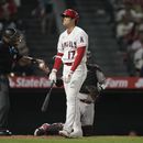 El bateador designado de los Angelinos de Los Ángeles, Shohei Ohtani reaccionoa luego de un strike durante la octava entrada del juego ante los Diamondbacks de Arizona, en Anaheim. Viernes 30 de junio de 2023. (AP Foto/Ashley Landis)