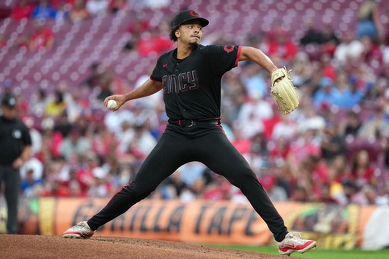 El derecho de los Rojos de Cincinnati Chase Burns lanza en la primera entrada ante los Cachorros de Chicago el viernes 18 de septiembre del 2026. (AP Foto/Kareem Elgazzar)
