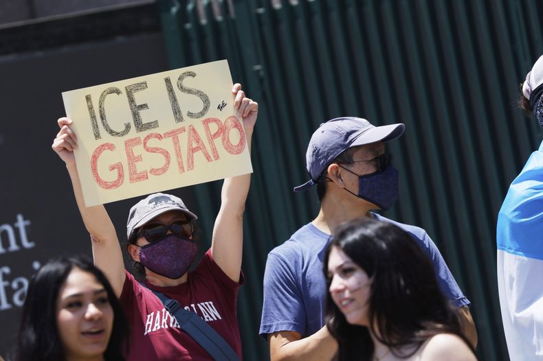Una manifestante levanta un letrero afuera del centro de detención metropolitano durante una protesta, el jueves 12 de junio de 2025, en Los Ángeles. El letrero dice: El ICE es la Gestapo. (AP Foto/Etienne Laurent)