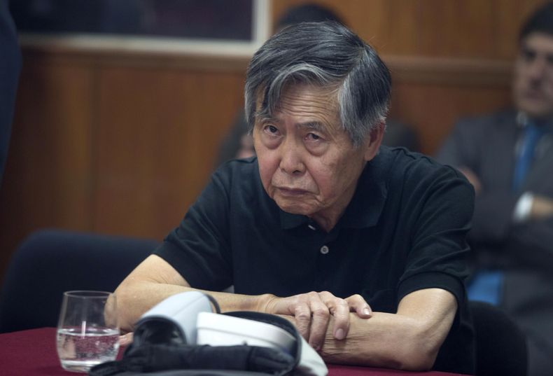 ARCHIVO - El expresidente Alberto Fujimori asiste a su audiencia de juicio en una base policial el 25 de octubre de 2013, en las afueras de Lima, Perú. Su hija, Keiko Fujimori informó que el político fue operado el martes 2 de julio de 2024 luego que una semana antes sufriera una fractura en la cadera, (AP Foto/Martín Mejía, archivo)