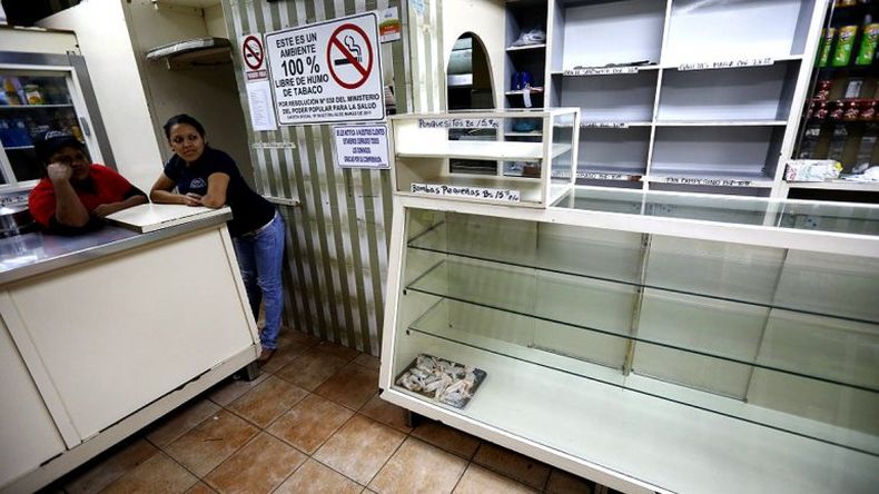 Las asociaciones de panaderos exigen al gobierno de Nicolás Maduro la "distribución equitativa de insumos". No hay harina de trigo, azúcar ni grasa, productos básicos para producir panificados.