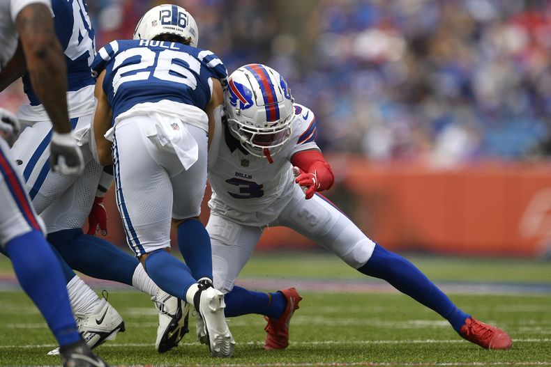 El safety de los Bills de Búfalo Damar Hamlin taclea al corredor de los Colts de Indianápolis Evan Hull en el encuentro de pretemporada en Orchard Park, Nueva York el sábado 12 de agosto del 2023. (AP Foto/Adrian Kraus)