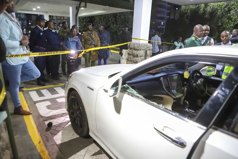 Investigadores y agentes de la policía de Kenia inspeccionan el vehículo en el que fue baleado el diputado Charles Ongondo, el 30 de abril de 2025 en Nairobi, Kenia. (AP Foto/Andrew Kasuku)