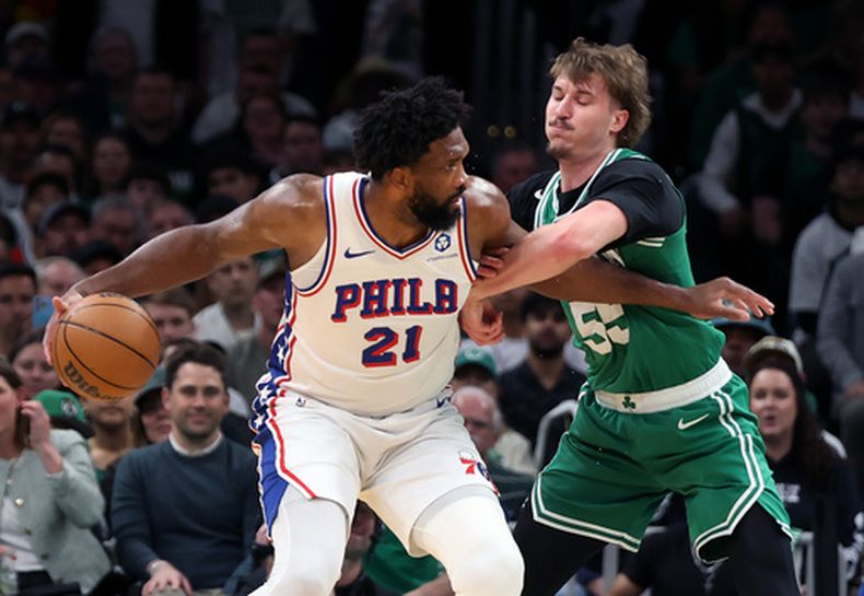 Jayson Baylor Scheierman (derecha), de los Celtics de Boston, defiende contra Joel Embiid (izquierda), de los 76ers de Filadelfia, durante la primera mitad del Juego 7 de una serie de primera ronda de los playoffs de baloncesto de la NBA, el sábado 2 de mayo de 2026, en Boston. (Foto AP/Jim Davis)