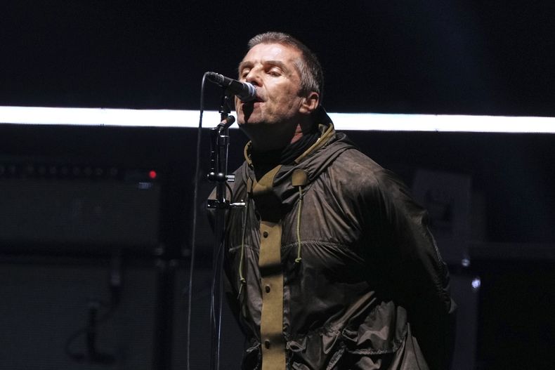 Liam Gallagher del grupo Oasis en el concierto el 4 de julio del 2025 en Cardiff. (Scott A Garfitt/Invision/AP)