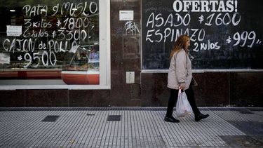 ARCHIVO - Una mujer camina frente a un mercado de carne en Buenos Aires, Argentina, el jueves 11 de mayo de 2023. En junio, Argentina reportó una inflación de 6%, la más baja desde que empezó el año, a partir de una estabilización en los precios de los alimentos, según la actualización de cifras publicada el jueves 13 de julio de 2023. (Foto AP/Natacha Pisarenko, Archivo)