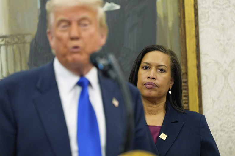 ARCHIVO – La alcaldesa del Distrito de Columbia, Muriel Bowser, escucha al presidente Donald Trump en un evento para anunciar que el draft de la NFL de 2027 se realizará en el National Mall, en la Oficina Oval de la Casa Blanca, el 5 de mayo de 2025, en Washington. (AP Foto/Alex Brandon, Archivo)