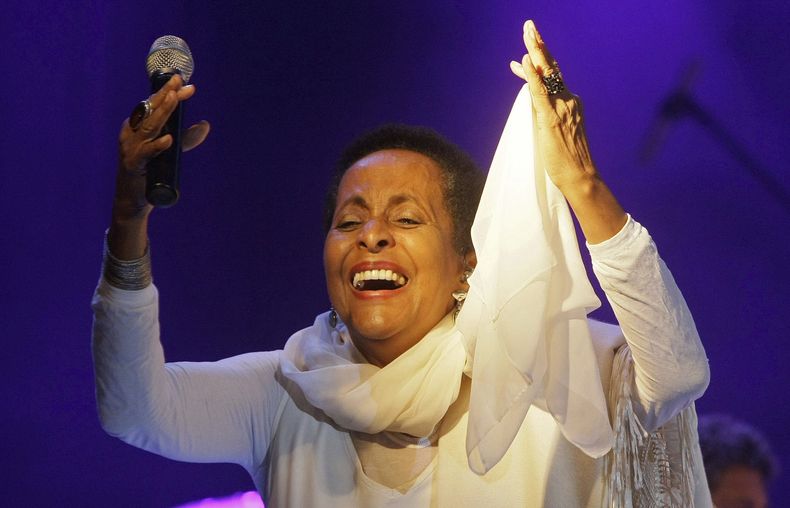 ARCHIVO - Susana Baca, la cantante y ministra de cultura de Perú, en un concierto en Lima el 11 de septiembre del 2011. (Foto AP/Karel Navarro)