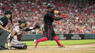 Matt McLain, derecha, de los Rojos de Cincinnati, batea un grand slam durante la quinta entrada del juego de béisbol en contra de los Diamondbacks de Arizona, el viernes 21 de julio de 2023, en Cincinnati. (AP Foto/Jeff Dean)