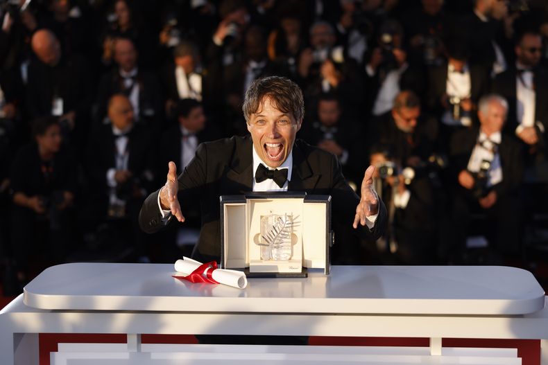 Sean Baker, ganador de la Palma de Oro por su película Anora, posa durante una sesión de fotos después de la ceremonia de premiación en la edición 77 del Festival Internacional de Cine de Cannes, en el sur de Francia, el sábado 25 de mayo de 2024. (Foto por Vianney Le Caer/Invision/AP)