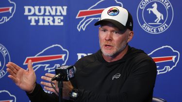 ARCHIVO- Sean McDermott, head coach de los Bills de Buffalo, atiende a los medios de comunicación después de un entrenamiento en Orchard Park, Nueva York, el martes 13 de junio de 2023. Los Bills aseguraron a sus mentes maestras al darles una extensión de contrato al gerente general Brandon Beane y al head coach Sean McDermott hasta la temporada 2027, el viernes 23 de junio. (AP Foto/Jeffrey T. Barnes, Archivo)
