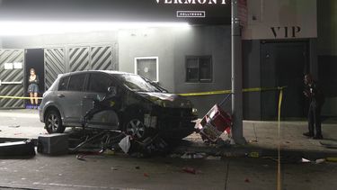 Un vehículo en la acera después de embestir a una multitud que esperaba para ingresar a un club nocturno ubicado sobre una agitada avenida, el sábado 19 de julio de 2025, en Los Ángeles. (AP Foto/Damian Dovarganes)