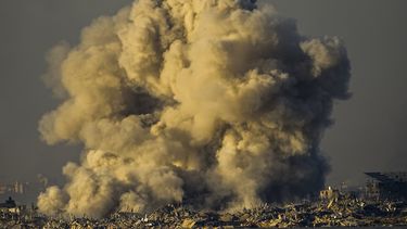 Humo tras un bombardeo israelí en la Franja de Gaza, visto desde el sur de Israel, sábado 16 de diciembre de 2023. (AP Foto/Ariel Schalit)