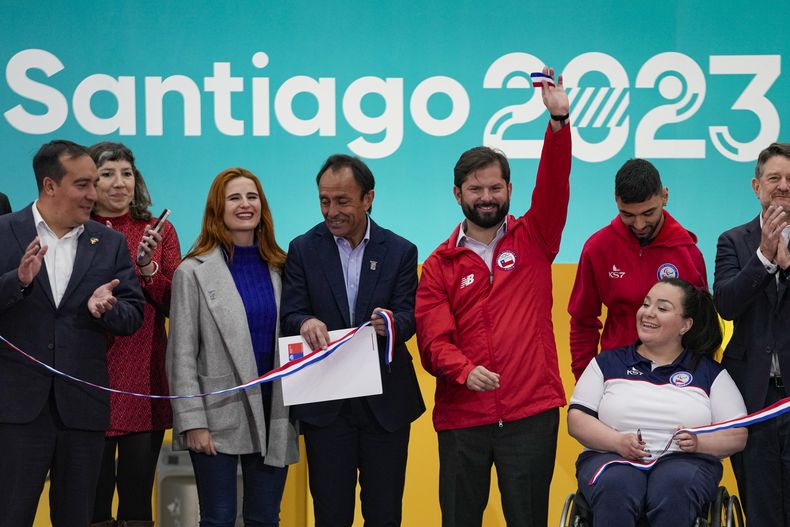 El presidente chileno Gabriel Boric levanta el brazo durante la inauguración del polideportivo del Estadio Nacional, sede de los Juegos Panamericanos en Santiago, Chile, el miércoles 11 de octubre de 2023. Los Juegos Panamericanos comienzan el 20 de octubre (Foto AP/Esteban Félix)