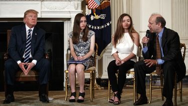 Trump: Armar a maestros en escuelas depende de los estados