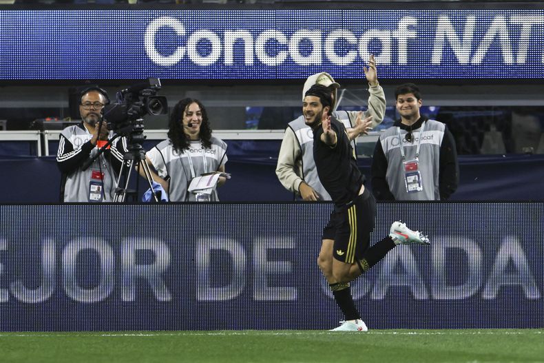 El mexicano Raúl Jiménez celebra tras anotar un gol ante Canadá por las semifinales de la Liga de Naciones de la CONCACAF el jueves 20 de marzo del 2025 en Inglewood, California. (AP Foto/Etienne Laurent)
