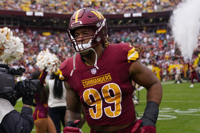 Chase Young, defensive end de los Commanders de Washington, entra en el terreno para el partido ante los Eagles de Filadelfia, el domingo 29 de octubre de 2023 (AP Foto/Alex Brandon)