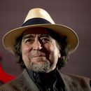 ARCHIVO - El cantautor español Joaquín Sabina responde preguntas durante una conferencia de prensa en la Ciudad de México el 29 de abril de 2015. El Tribunal Supremo de España, máximo órgano judicial del país, condenó al cantautor Joaquín Sabina a pagar 2,5 millones de euros por tributos no abonados en los ejercicios 2008 a 2010. (Foto AP/Rebecca Blackwell, archivo)