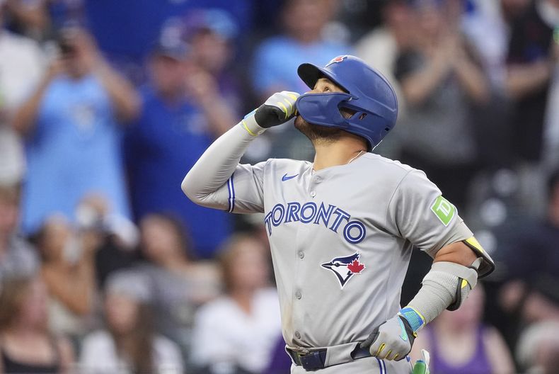 Bo Bichette de los Azulejos de Toronto hace un gesto al cruzar el plato tras su jonrón de dos carreras ante los Rockies de Colorado el lunes 4 de agosto del 2025.(AP Foto/David Zalubowski)
