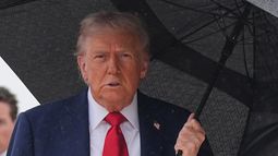 El presidente de Estados Unidos, Donald Trump, se acerca a hablar con periodistas antes de subir al Air Force One, el domingo 12 de octubre de 2025, en la base Andrews de Maryland, antes de viajar a Oriente Medio. (AP Foto/Evan Vucci)