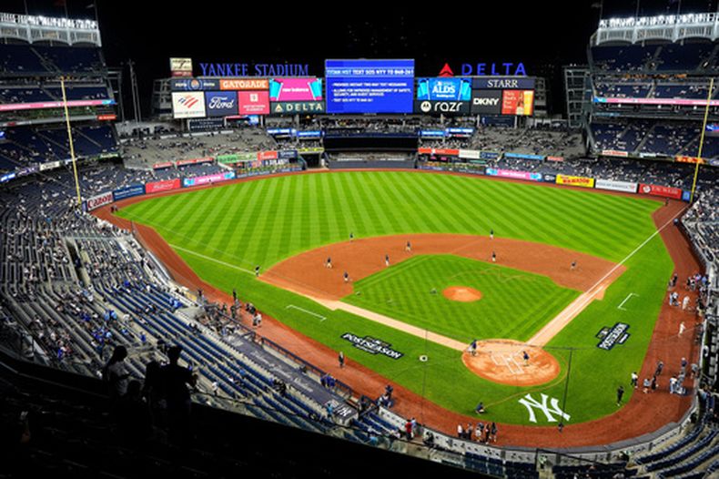 El terreno del Yankee Stadium previo al tercer juego de la serie divisional de la Liga Americana entre los Yankees de Nueva York y los Azulejos de Toronto, el martes 7 de octubre de 2025, en Nueva York. (AP Foto/Yuki Iwamura)
