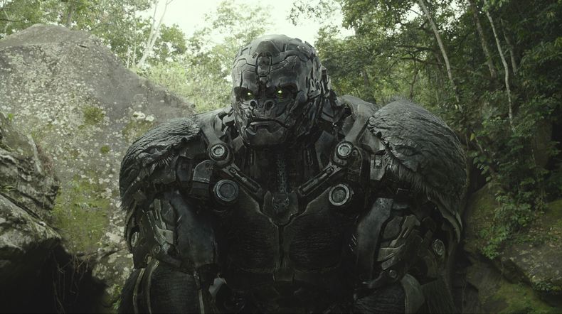 En esta imagen proporcionada por Paramount Pictures, Optimus Primal en una escena de Transformers: Rise of the Beasts. (Paramount vía AP)