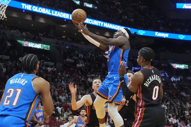 Luguentz Dort, del Thunder de Oklahoma City, avanza a la cesta frente a Josh Richardson (0), del Heat de Miami, en el partido del miércoles 10 de enero de 2024 (AP Foto/Marta Lavandier)