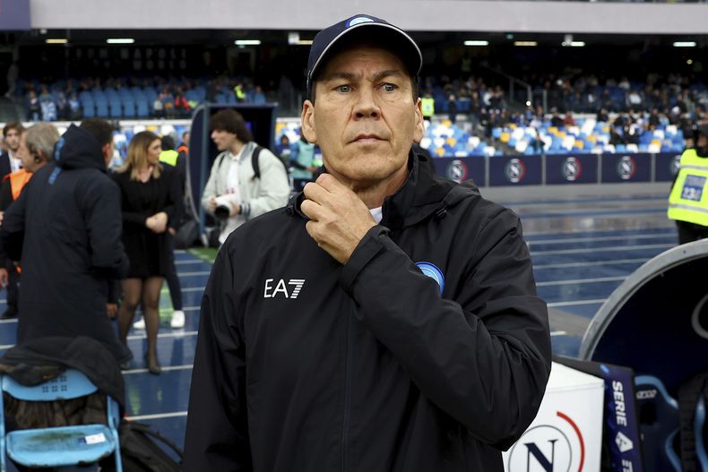 El técnico del Napoli Rudi Garcia camina hacia el campo antes del encuentro de la Serie A ante el Empoli en el Estadio Diego Armando Maradona en Nápoles el domingo 12 de noviembre del 2023. (Alessandro Garofalo/LaPresse via AP)