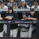 Aaron Judge, centro, de los Yanquis de Nueva York, platica con sus compañeros de equipo durante la tercera entrada del segundo juego de una doble cartelera contra Medias Blancas de Chicago, el jueves 8 de junio de 2023, en Nueva York. (AP Foto/Frank Franklin II)