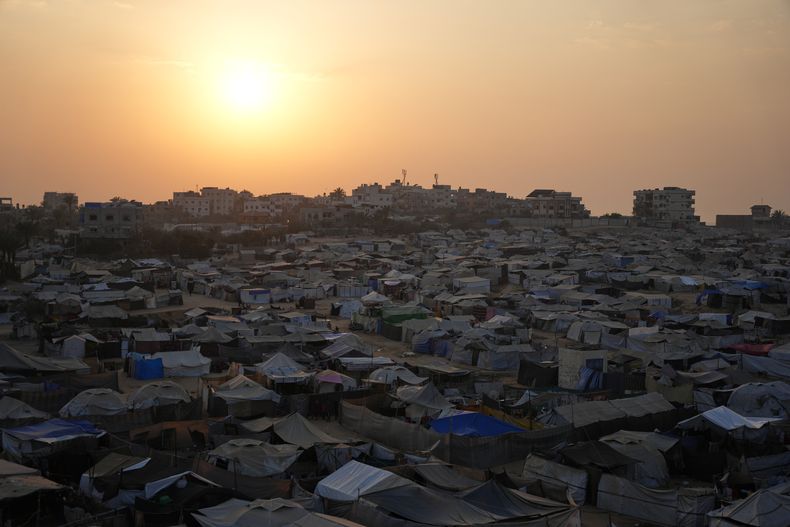 Un campamento de tiendas de campaña para palestinos desplazados se extiende a lo largo de Zawaida, en el centro de la Franja de Gaza, el martes 4 de noviembre de 2025. (Foto AP/Abdel Kareem Hana)