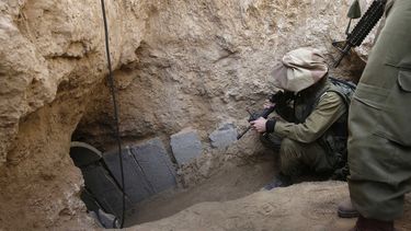 americateve | En esta foto del 13 de octubre del 2013, soldados israel&iacute;es entran en un t&uacute;nel descubierto cerca de la frontera con Gaza. Los militares israel&iacute;es hallaron y destruyeron un segundo t&uacute;nel construido desde la Franja de Gaza, contr