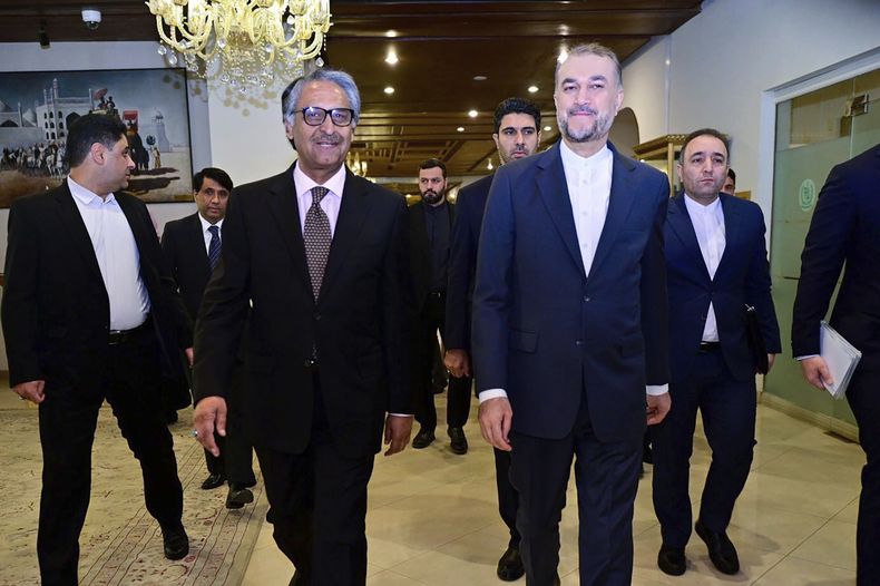 En esta imagen publicada por el Ministerio paquistaní de Exteriores, el ministro iraní de Exteriores, Hossein Amirabdollahian, delante a la derecha, con su homólogo paquistaní, Jalil Abbas Jilani, delante a la izquierda, a su llegada para una reunión en el Ministerio de Asuntos Exteriores en Islamabad, Pakistán, el lunes 29 de enero de 2024. (Ministerio de Asuntos Exteriores via AP)