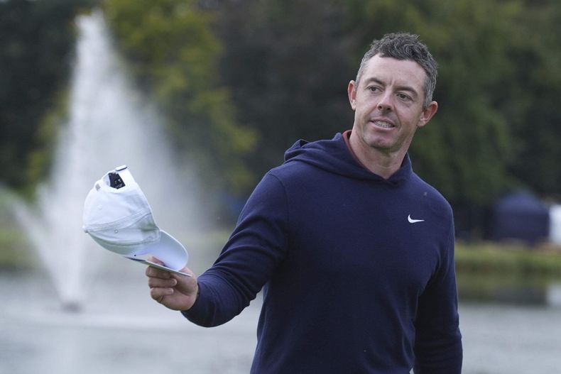 Rory McIlroy saluda al público en el green del 18vo hoyo durante la segunda ronda del Abierto de Irlanda el viernes 5 de septiembre de 2025, en Straffan, Irlanda. (Brian Lawless/PA vía AP)